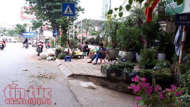 Lấn chiếm vỉa hè, đỗ xe sai quy định phổ biến nhiều tuyến phố Hà Nội ảnh 7